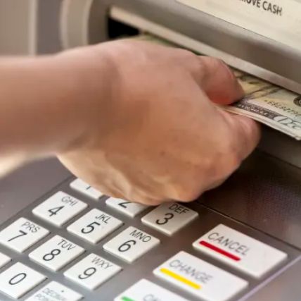 Geldautomat und Geldkassierer